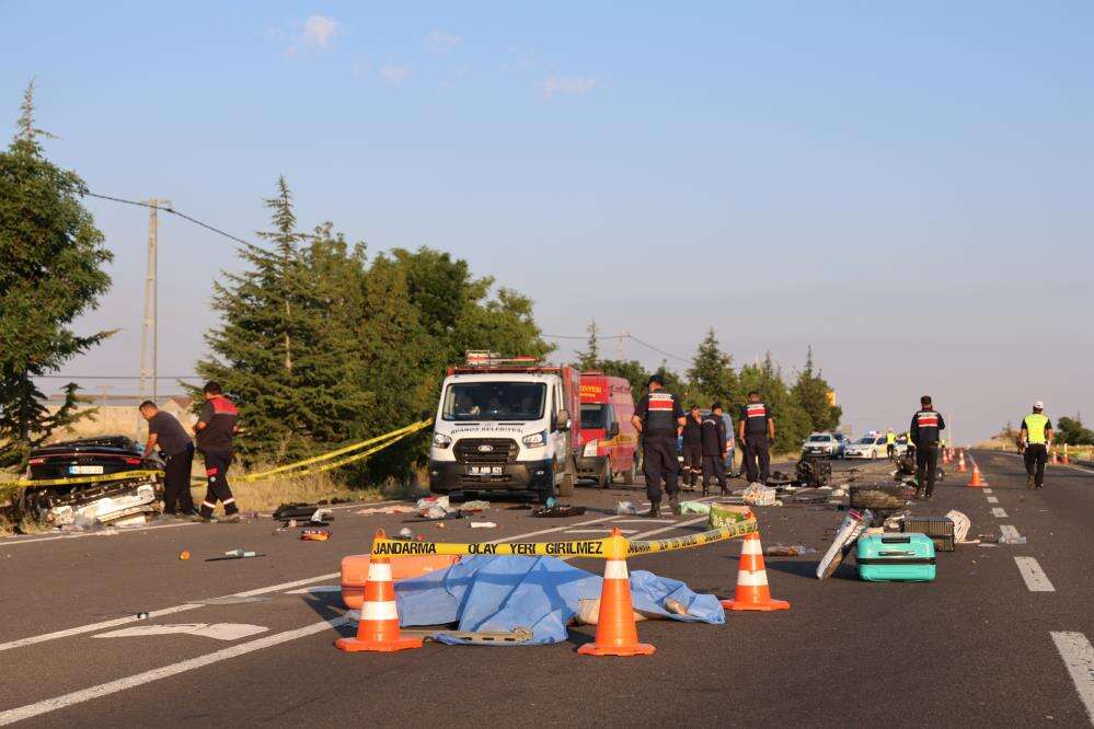 Gurbetçi ailenin bulunduğu araç devrildi, 3 kişi hayatını kaybetti 7